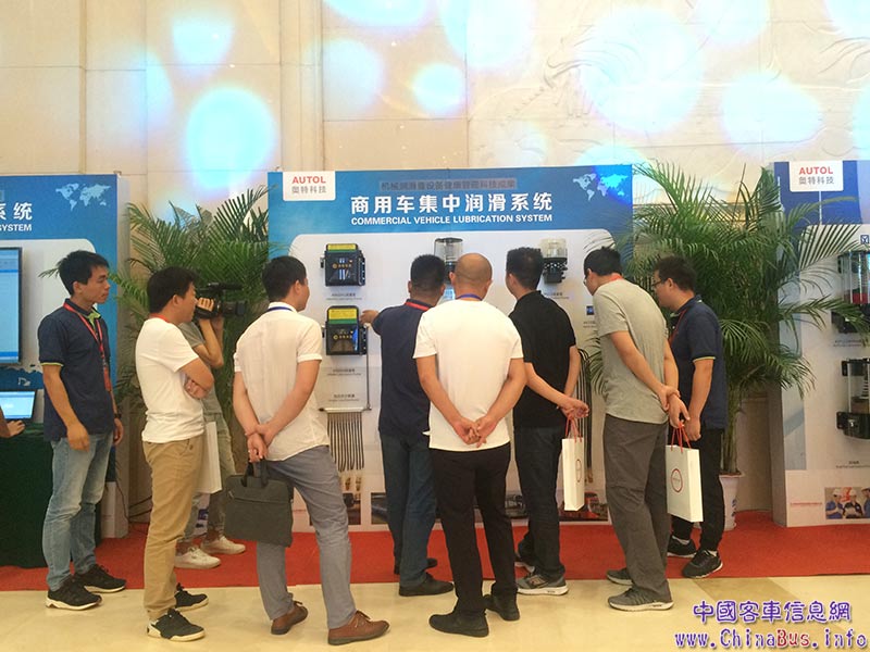 嘉賓們在參觀機械潤滑暨設(shè)備健康管理科技成果