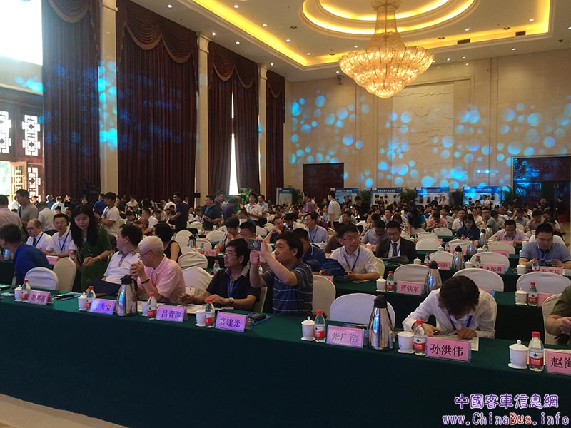 論壇即將開始，嘉賓們陸續(xù)就座。