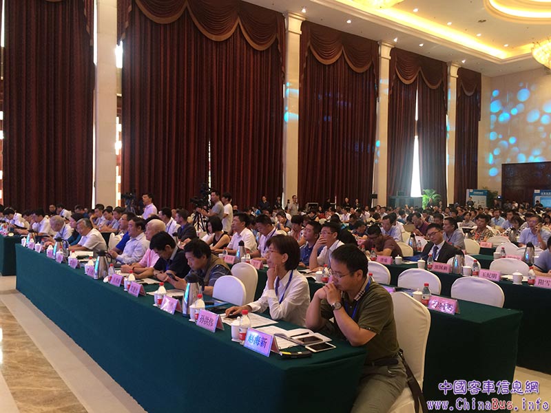 與會嘉賓們認(rèn)真聆聽