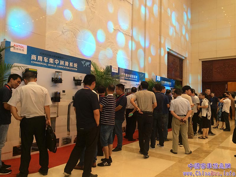 開幕式結(jié)束后，在正式論壇開始前的茶歇期間，與會嘉賓參觀機械潤滑暨設(shè)備健康管理成果