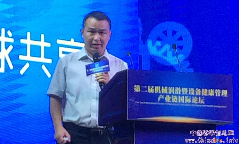 鄭州宇通客車股份有限公司技術(shù)研究院王長新博士，以《潤滑對客車全生命周期成本管理LCC的意義》為題發(fā)表專題演講。演講分為四部分：宇通公司簡介、全生命周期成本管理LCC及宇通應(yīng)用簡介、宇通客車車橋油潤滑技術(shù)及LCC效果、宇通客車集中潤滑系統(tǒng)及LCC效果。