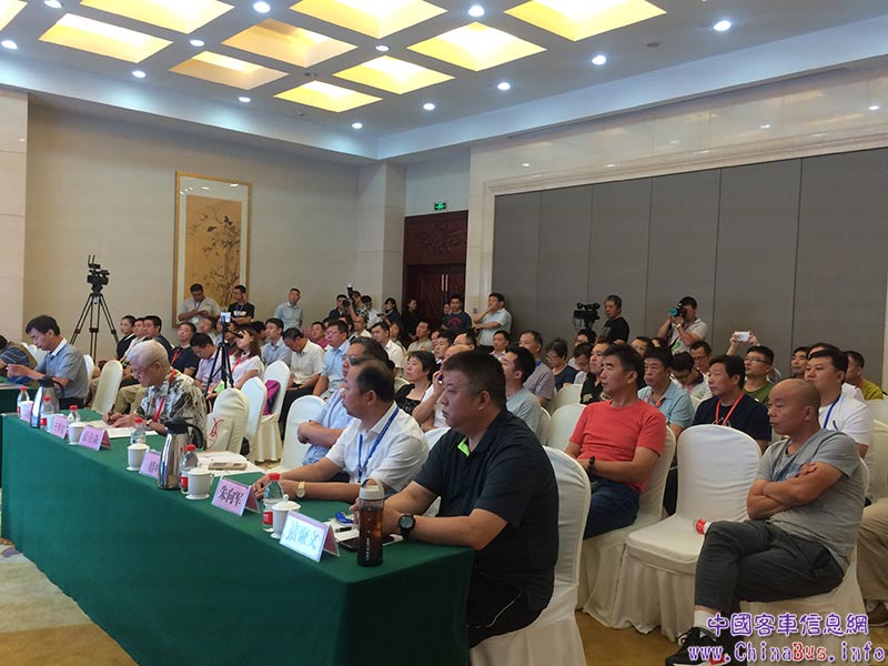 與會嘉賓認(rèn)真聆聽演講