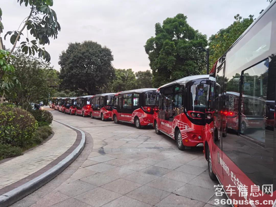 1626855646836206.png 整裝待發(fā)的金旅星辰.png