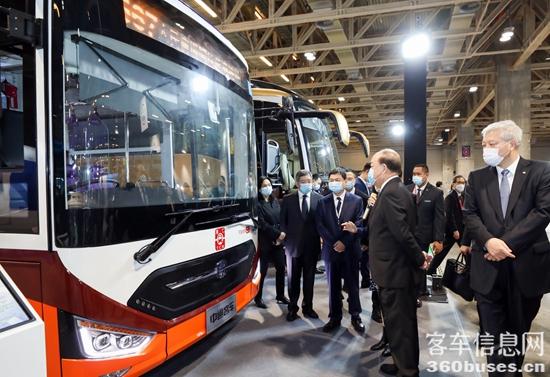 1639741989701056.jpg 澳門特別行政區(qū)行政長官賀一誠(右二)在2021澳門車展期間參觀中通客車為澳門量身定制德國新能源公交.jpg