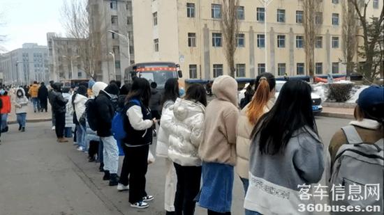 1646097893510207.jpg 排隊乘坐睿通V60的東北農業(yè)大學學子.jpg