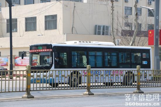 行駛在菏澤的中通客車.JPG