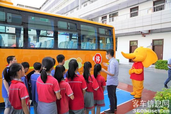 1664156059153305.jpg 2 小金象帶領(lǐng)同學(xué)們一起學(xué)習(xí)校車知識(shí).jpg