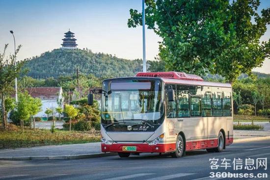 1683339339456106.jpg 在淄博城區(qū)運(yùn)行的中通客車.jpg