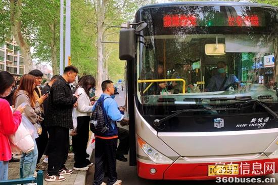 1683339349301920.jpg 游客搭乘中通客車.jpg