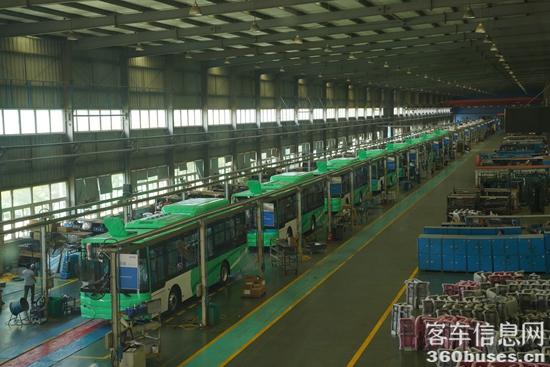 1702886975526556.jpg 4 墨西哥600輛天然氣公交車訂單在金旅生產(chǎn)線上生產(chǎn).JPG