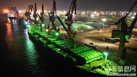 1702886981838794.jpg 5 金旅天然氣公交車從連云港發(fā)運(yùn)墨西哥.jpg