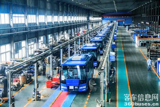 1708912665159247.jpg 1 越南訂單在金旅生產(chǎn)線上生產(chǎn).jpg