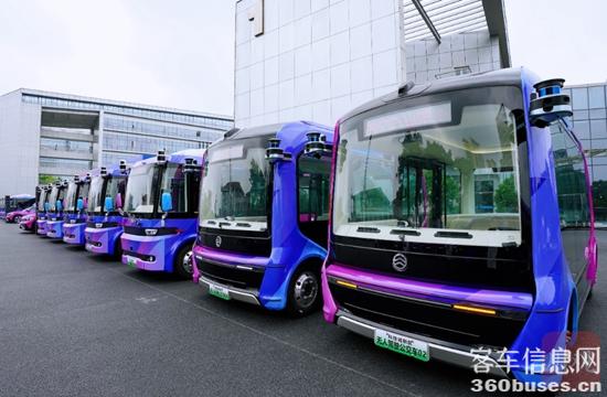 3 馳睿無人駕駛公交整裝待發(fā).jpg