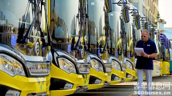 1721095296576054.jpg 1 出口牙買(mǎi)加的金旅客車(chē).jpg