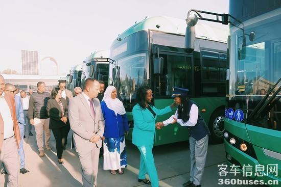 1743992852571039.jpg 2 亞的斯亞貝巴市長(zhǎng)Adanech Abebe在交車儀式現(xiàn)場(chǎng)慰問駕駛員.jpg