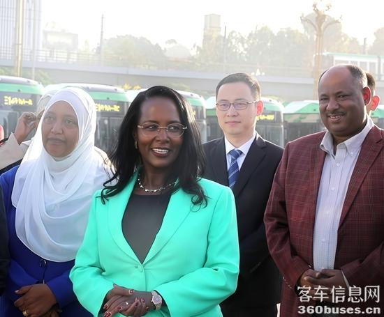 1743992860732571.jpg 3 金旅客車海外銷售公司副總黃佶出席儀式(右二).jpg