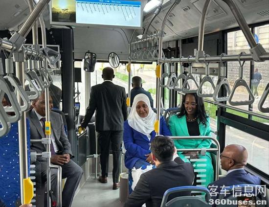 1743992866339780.jpg 4 政府工作人員試乘公交車.jpg