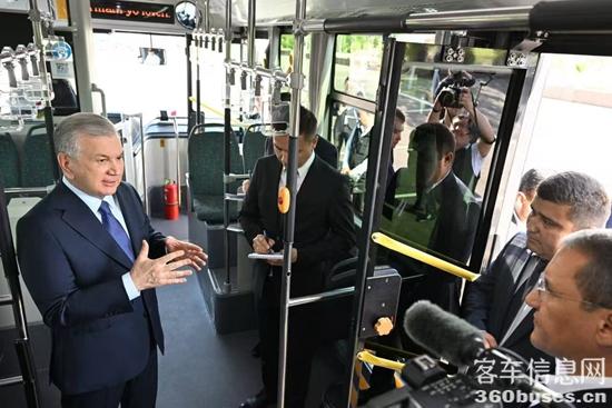 1747274305796656.jpg 米爾濟(jì)約耶夫總統(tǒng)乘坐體驗(yàn)中通N系公交 來源于烏茲別克斯坦總統(tǒng)新聞辦公室.jpg