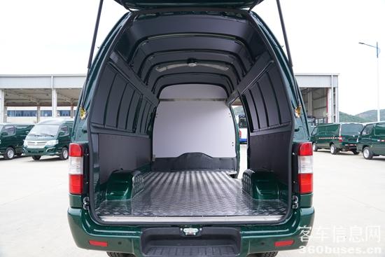 金旅龍運(yùn)850擁有寬敞的內(nèi)部空間.JPG
