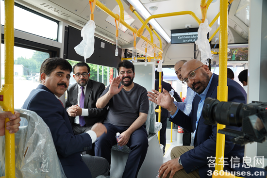 1782350780199865.png 2 巴基斯坦客人試乘新車.png