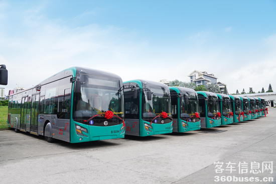1782350791458305.png 3 整裝待發(fā)的金旅新能源公交車.png