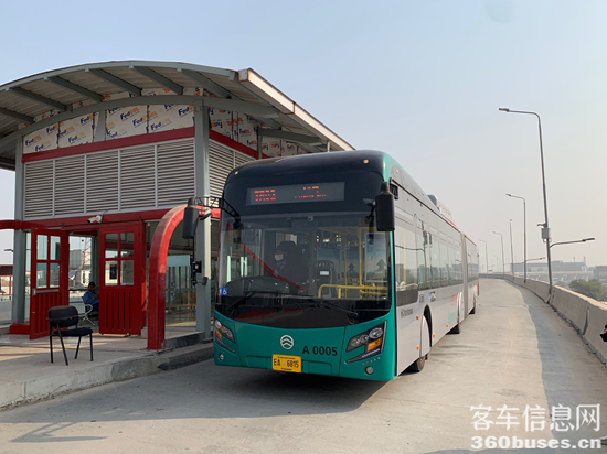 1782350814990713.png 5 在巴基斯坦白沙瓦運(yùn)行的金旅客車.png