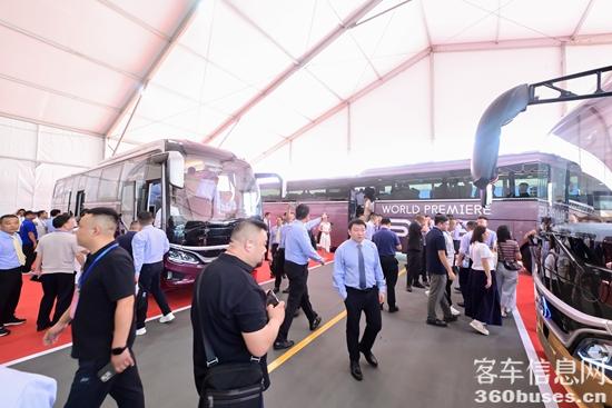 7 現(xiàn)場客戶參觀乾途樣車.jpg