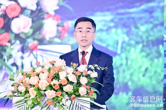 2 金龍汽車集團(tuán)副總裁、金旅客車黨委書記、董事長彭東慶在發(fā)布會上致辭.jpg