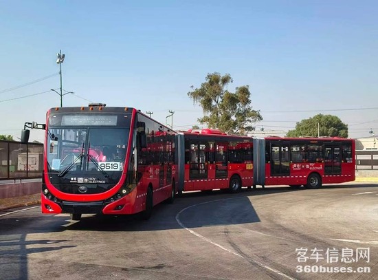 在墨西哥街頭行駛的宇通26米巴士.jpg